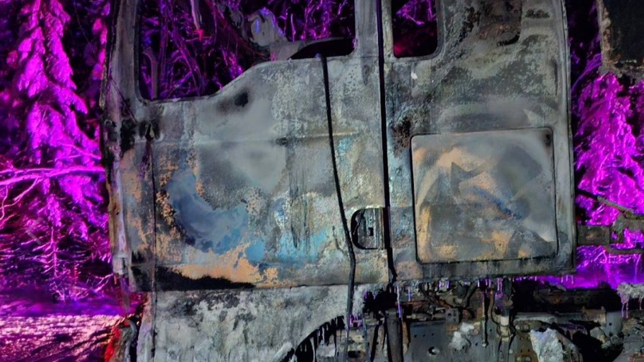 Главная картинка новости: В Коми огонь трижды напомнил о себе: спасатели потушили баню, заброшку и грузовик на трассе