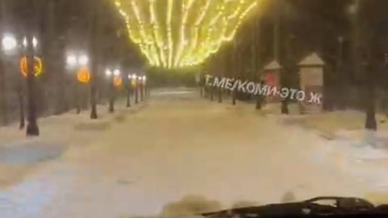 Главная картинка новости: В Сыктывкаре задержали водителя, который въехал под "кирпич" на Кирова