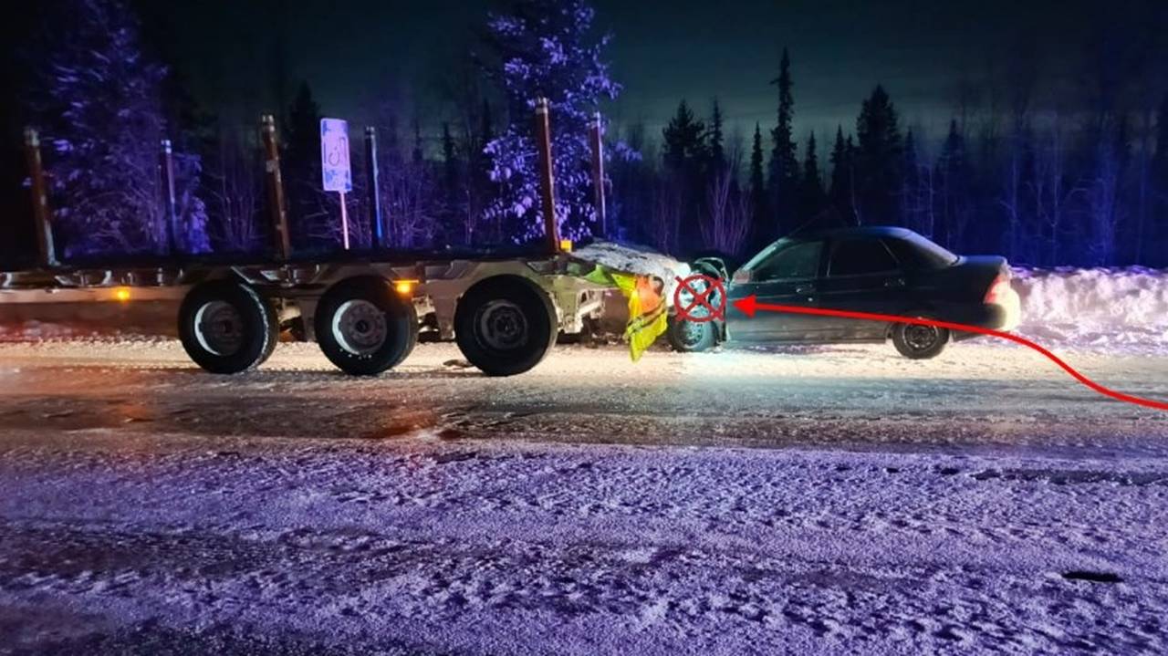 Главная картинка новости: В Коми водитель Lada не удержал контроль и врезался в грузовик на обочине