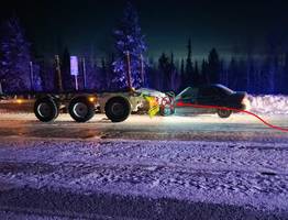 В Коми водитель Lada не удержал контроль и врезался в грузовик на обочине