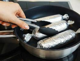 Заворачиваю фарш с любой начинкой в фольгу — и на сковороду без масла: мой любимый рецепт на завтрак