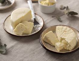 Теперь не покупаю сыр: беру 2 упаковки самой дешевой ряженки, немного "колдую" и сыр как в магазине - и даже вкуснее