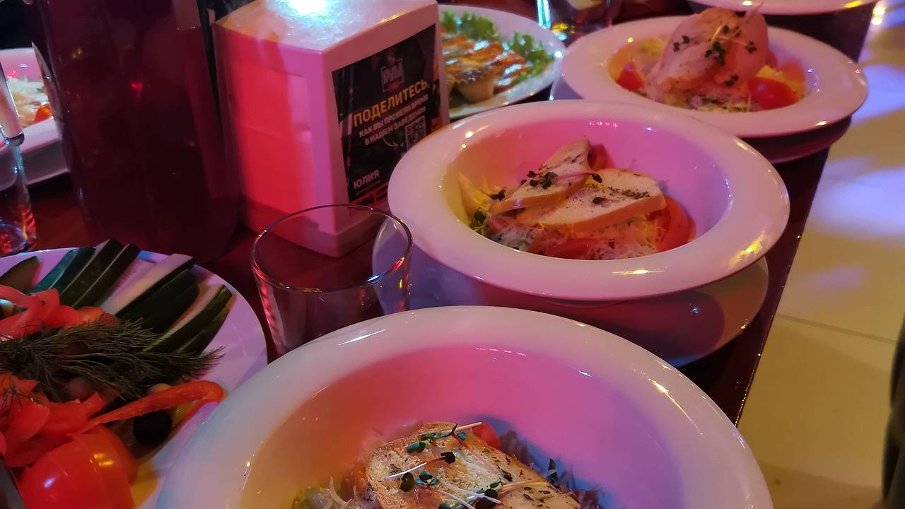 Главная картинка новости: 38% предприятий в Коми устроят сотрудникам новогоднюю вечеринку в ресторане