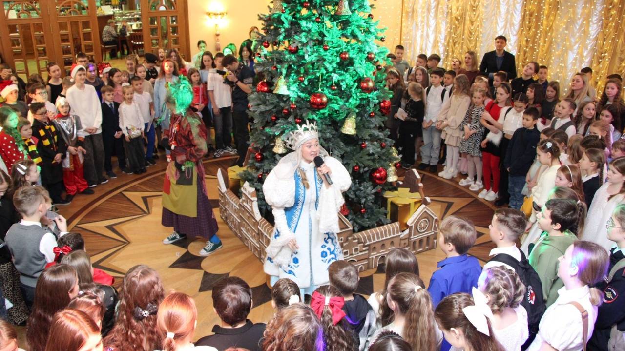 Главная картинка новости: 300 одаренных детей из Коми посетили главную новогоднюю ёлку республики