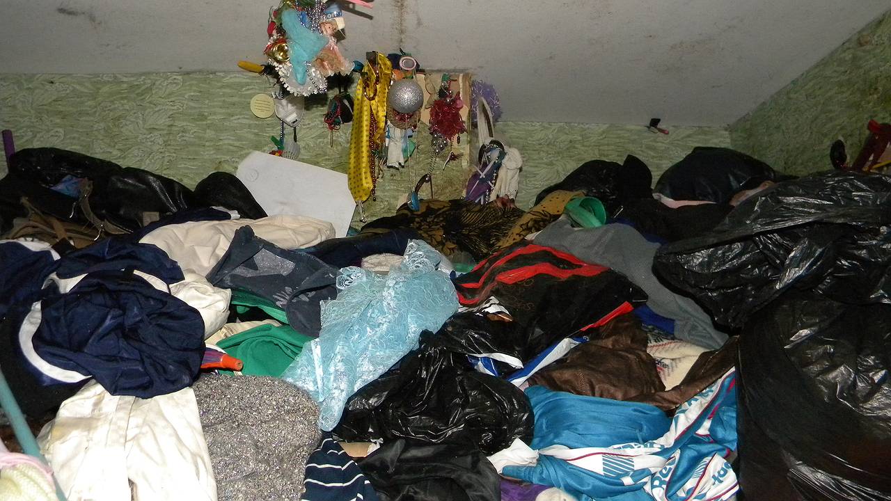 Главная картинка новости: Соседи против свалки: суд Коми обязал жительниц Микуня расчистить захламленную квартиру