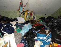 Соседи против свалки: суд Коми обязал жительниц Микуня расчистить захламленную квартиру