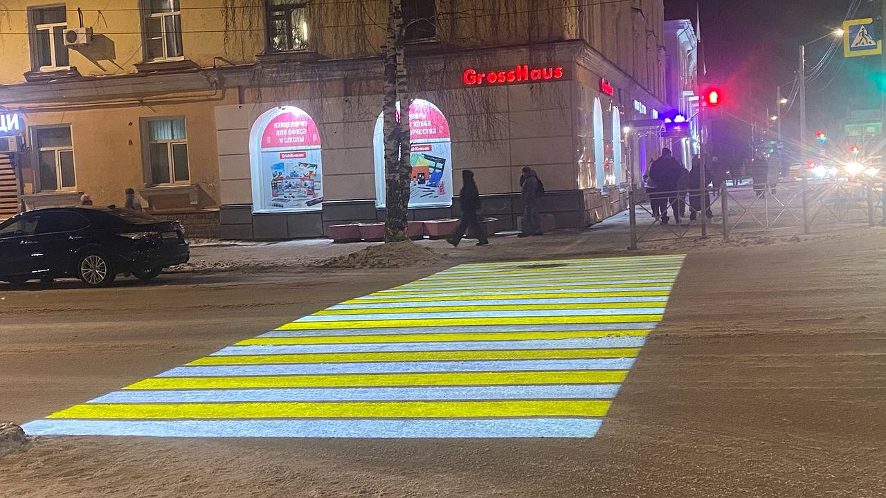 Главная картинка новости: Зажгли безопасность: более 450 световых проекторов появились на пешеходных переходах в Коми