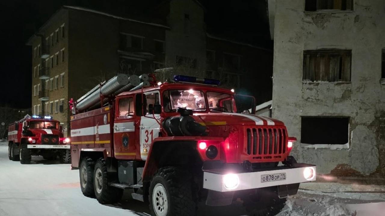 Главная картинка новости: В Коми произошло 2 пожара: в Яснэге горела квартира, в Воркуте — еще одна заброшка