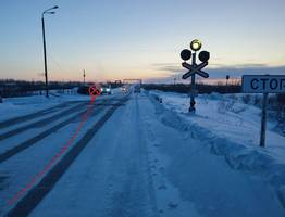 В Заполярье Коми опытный водитель врезался в конструкцию на железнодорожном переезде