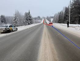 Водитель такси не удержал управление и спровоцировал лобовое столкновение в Сыктывкаре