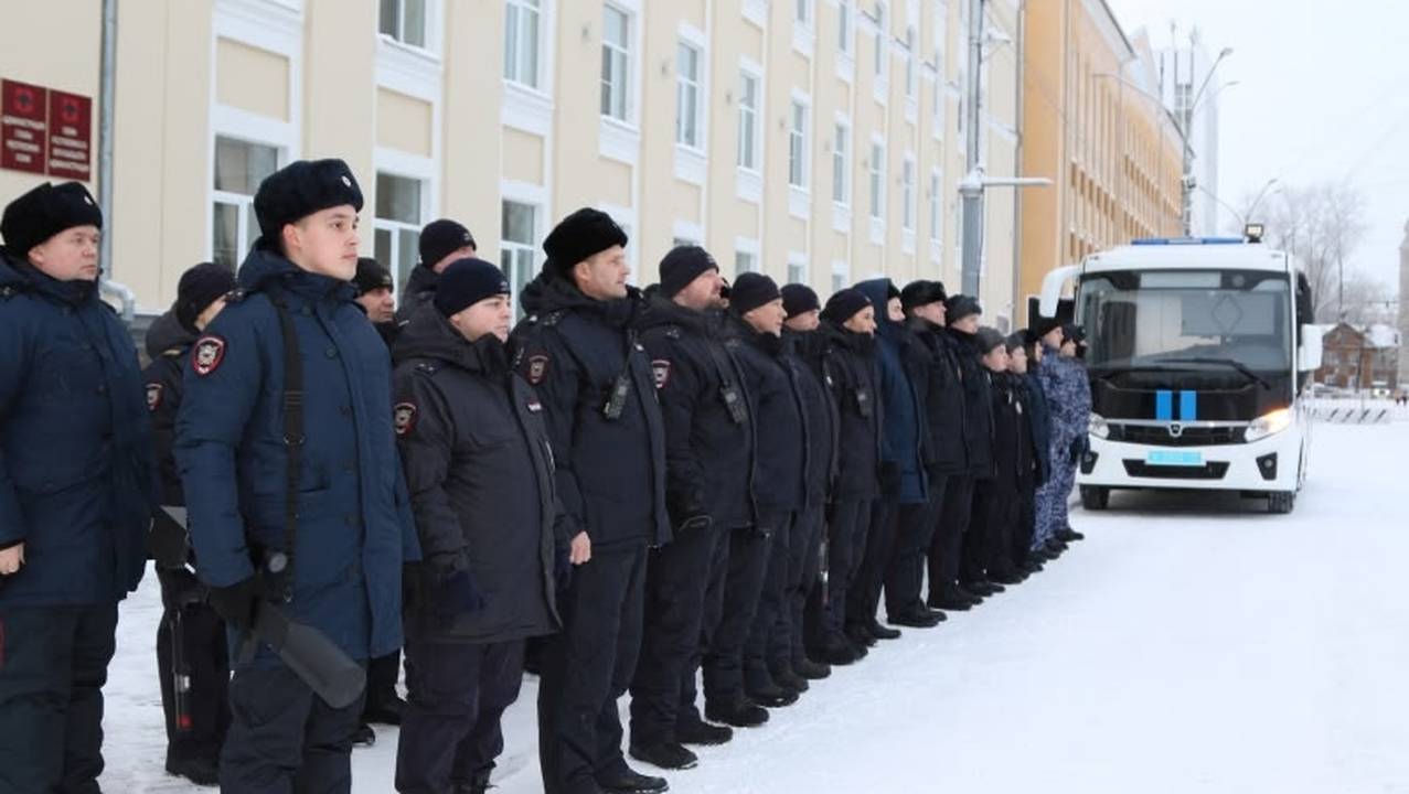 Главная картинка новости: Мобильный штаб полиции начал работу на главной ёлке Сыктывкара