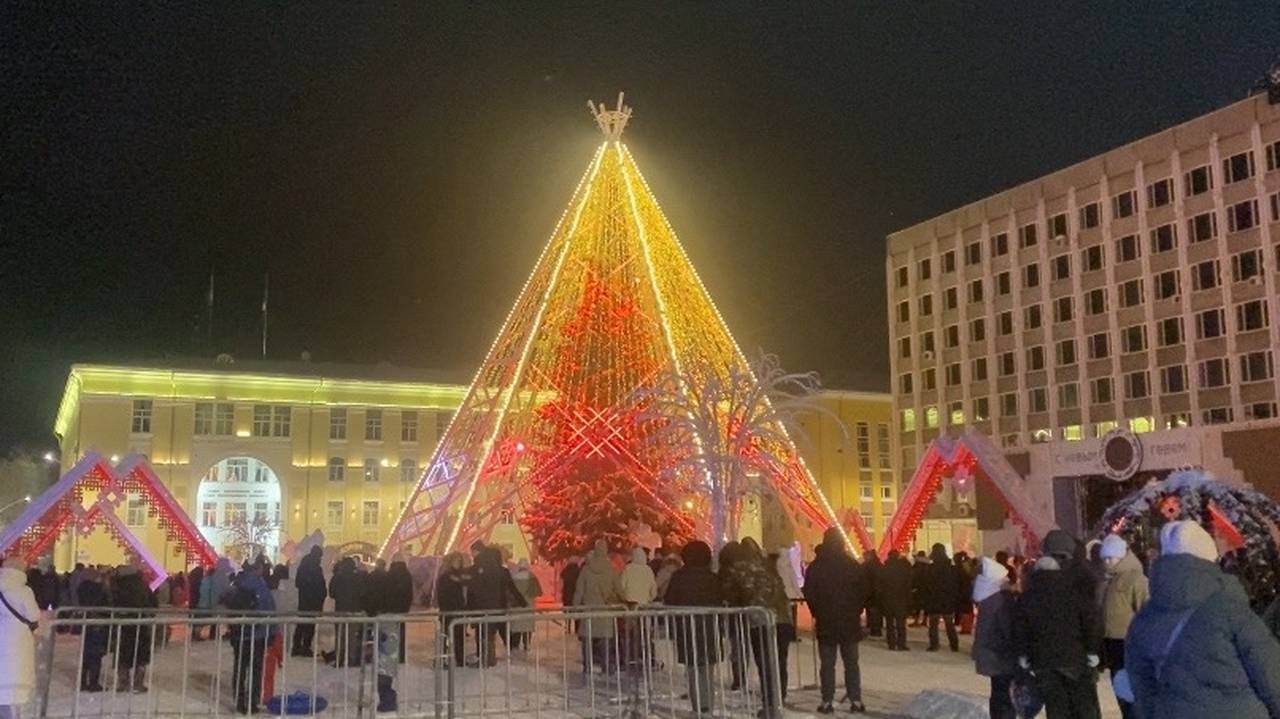 Главная картинка новости: Праздничные шоу, дискотеки и встречи с Дедом Морозом ждут Сыктывкар на зимних каникулах