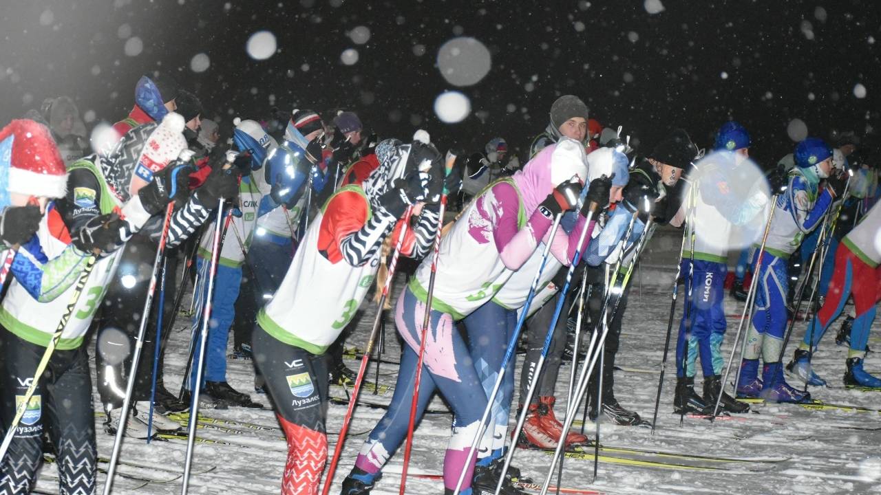 Главная картинка новости: Более 100 лыжников вышли на старт гонки за подарками от Деда Мороза в Сыктывкаре