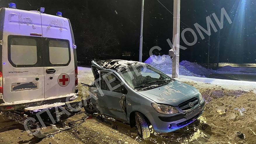 Главная картинка новости: В Коми неопытный водитель врезался в скорую и травмировал трёх медработников