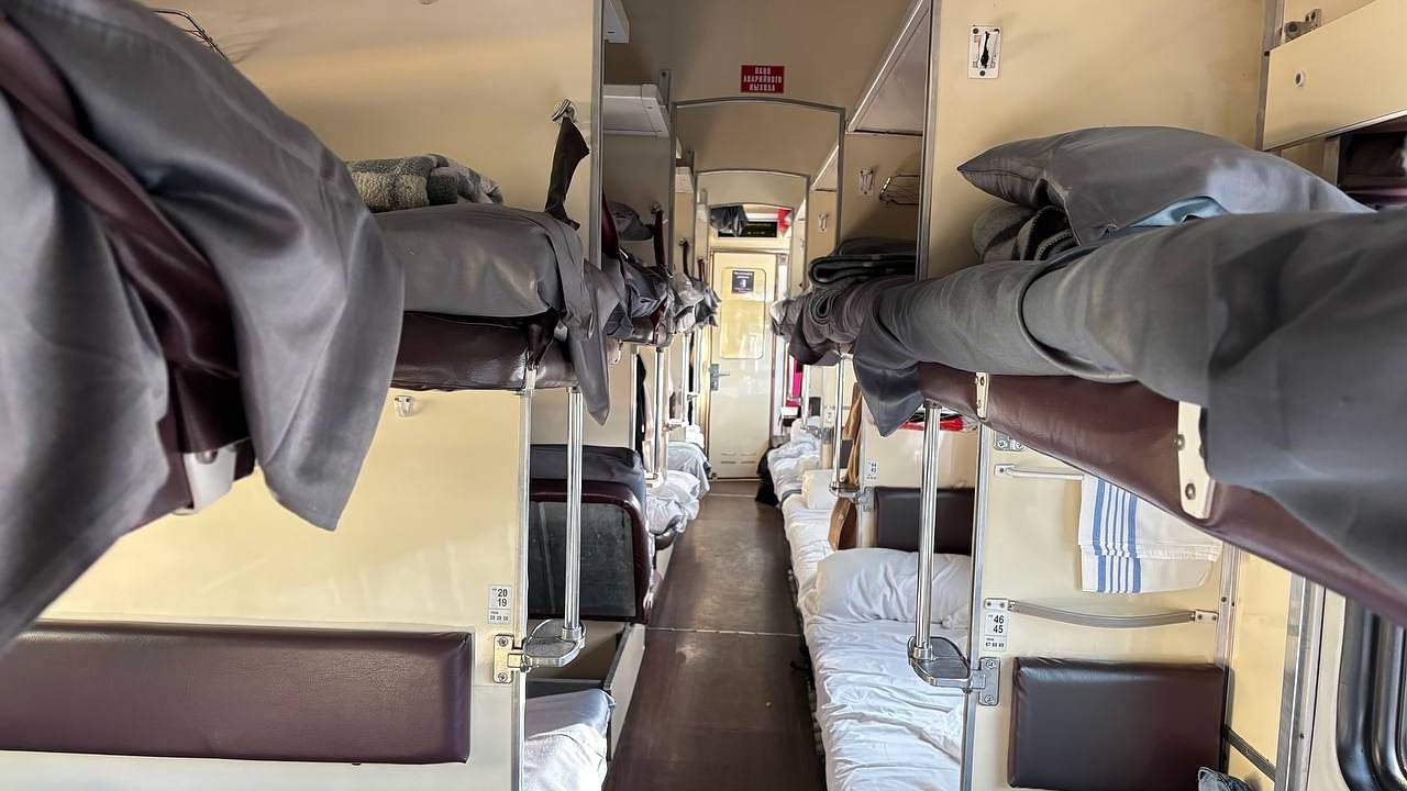 Главная картинка новости: Прокуратура начала проверку после аварийной остановки пассажирского поезда в Коми