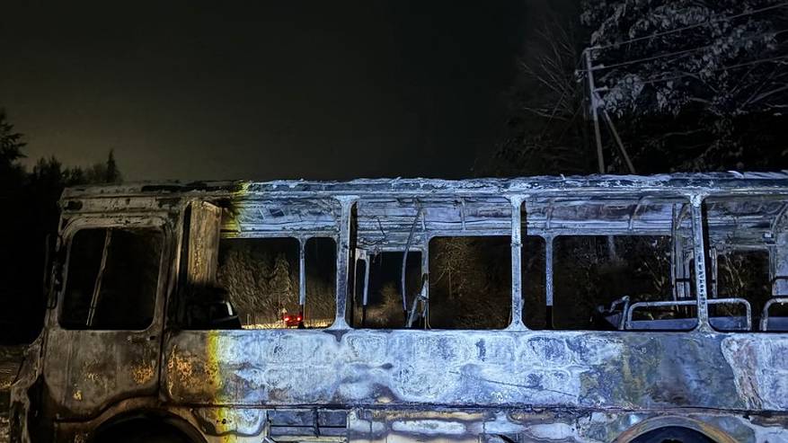 Главная картинка новости: В последние дни года в Коми сгорели автобус и частная баня