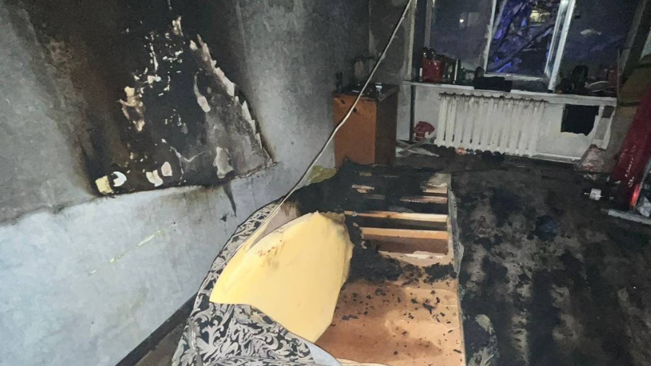 Главная картинка новости: В Коми неосторожность при курении дома едва не закончилась трагедией