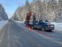 В Коми автоледи на Ford врезалась в фуру из-за несоблюдения дистанции