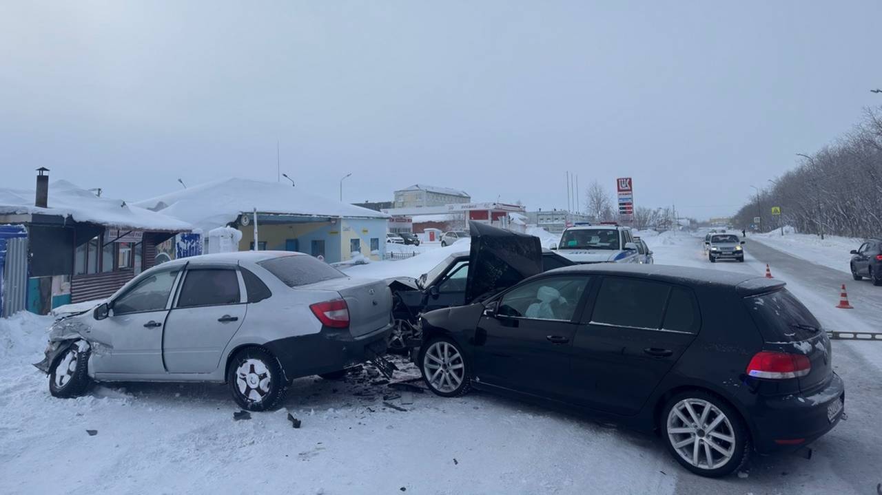 Главная картинка новости: В Коми начинающая автоледи устроила массовую аварию на городской улице