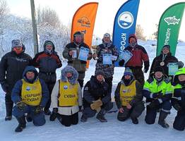 10 смелых рыбаков Сыктывкара состязались в ловле на блесну на льду в 25-градусный мороз