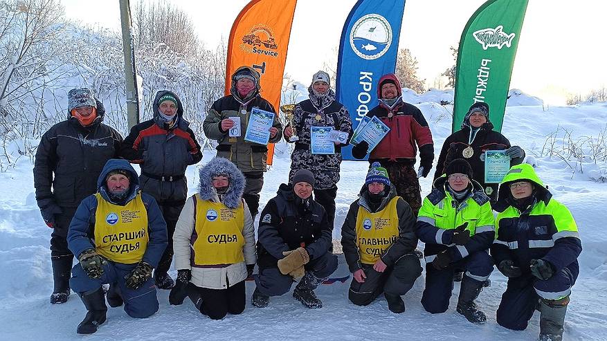 Главная картинка новости: 10 смелых рыбаков Сыктывкара состязались в ловле на блесну на льду в 25-градусный мороз