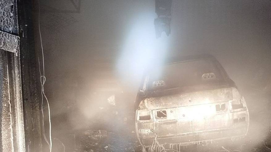 Главная картинка новости: Неаккуратность при курении лишила жителя Заполярья Коми и гаража, и машины