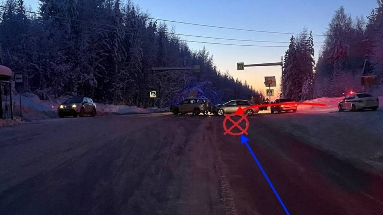 Главная картинка новости: В Коми водитель-пенсионерка на Toyota не пропустила Nissan и устроила тяжелую аварию