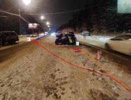 На Октябрьском в Сыктывкаре столкнулись три иномарки: виновник ДТП впал в кому