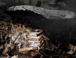 Из-за неосторожности с огнем жители Коми лишились хозпостройки и дров