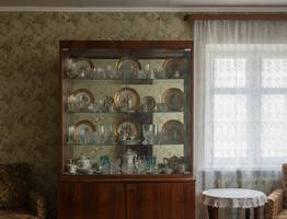 Зря выбрасывали: почему в СССР все гонялись за «стенками» и сервантами — 3 скрытых функции, о которых забыли