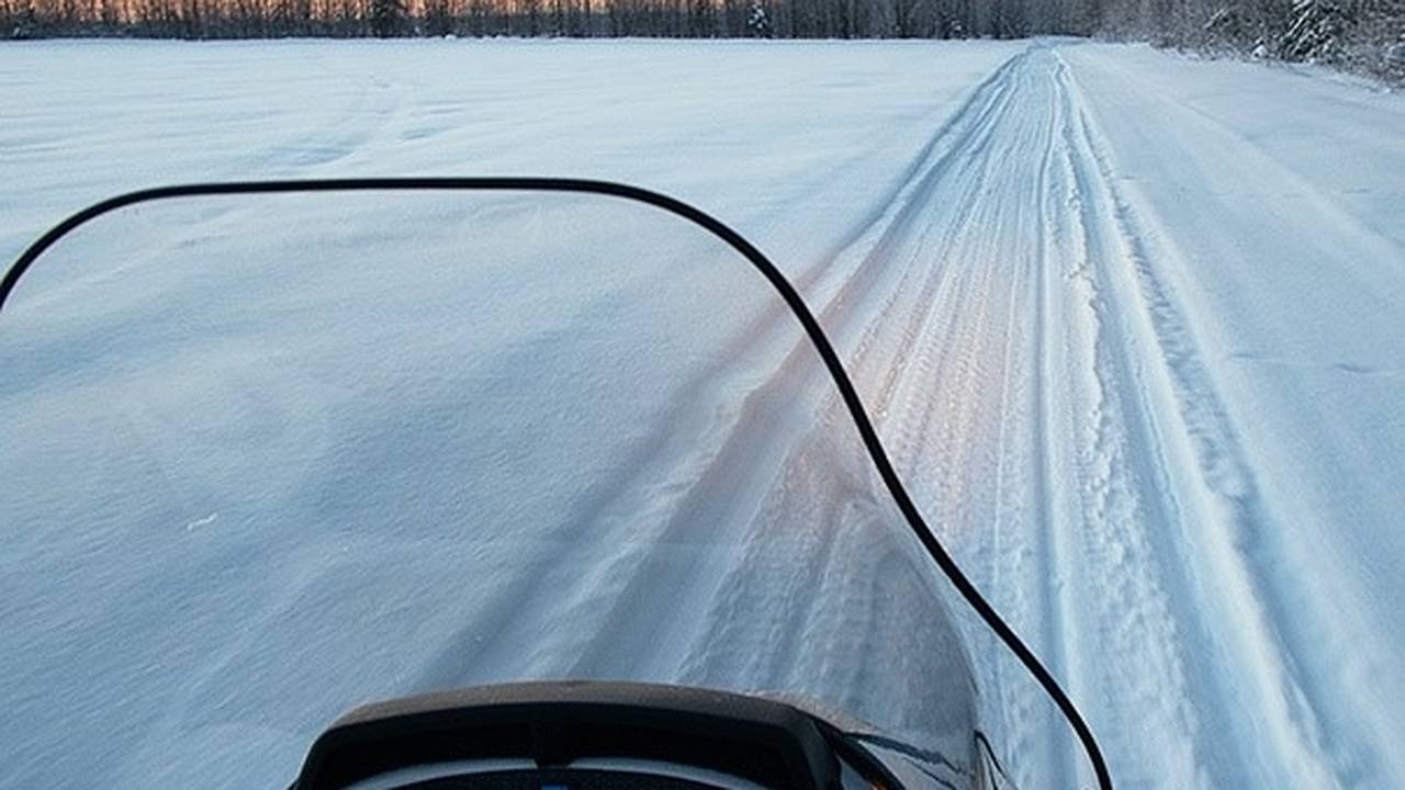 Главная картинка новости: В Коми через снежную блокаду к Усть-Унье пробилась помощь