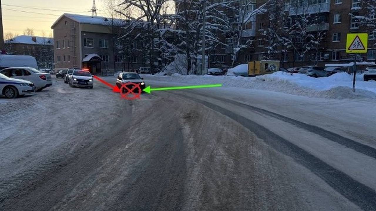 Главная картинка новости: В Коми автомобиль сбил пенсионерку, переходившую дорогу вне "зебры"