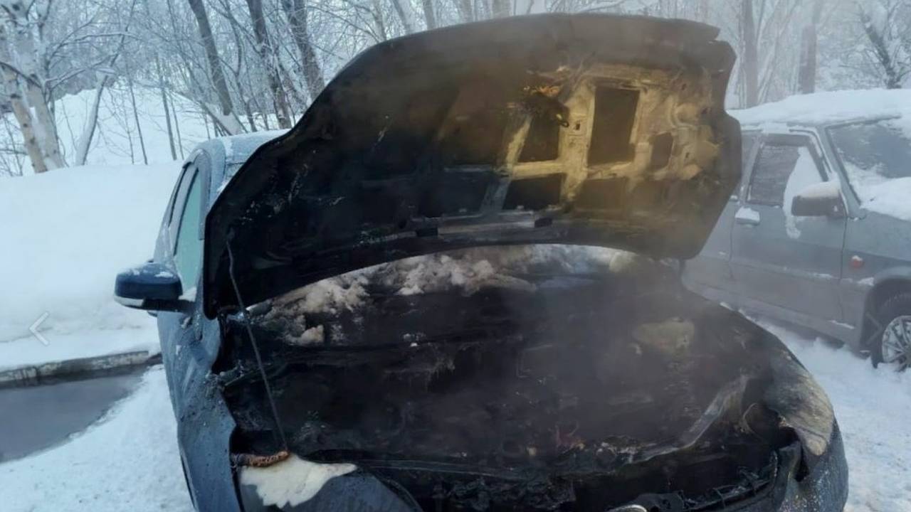 Главная картинка новости: В Коми произошли пожары в машине и квартире, спасатели эвакуировали 20 человек