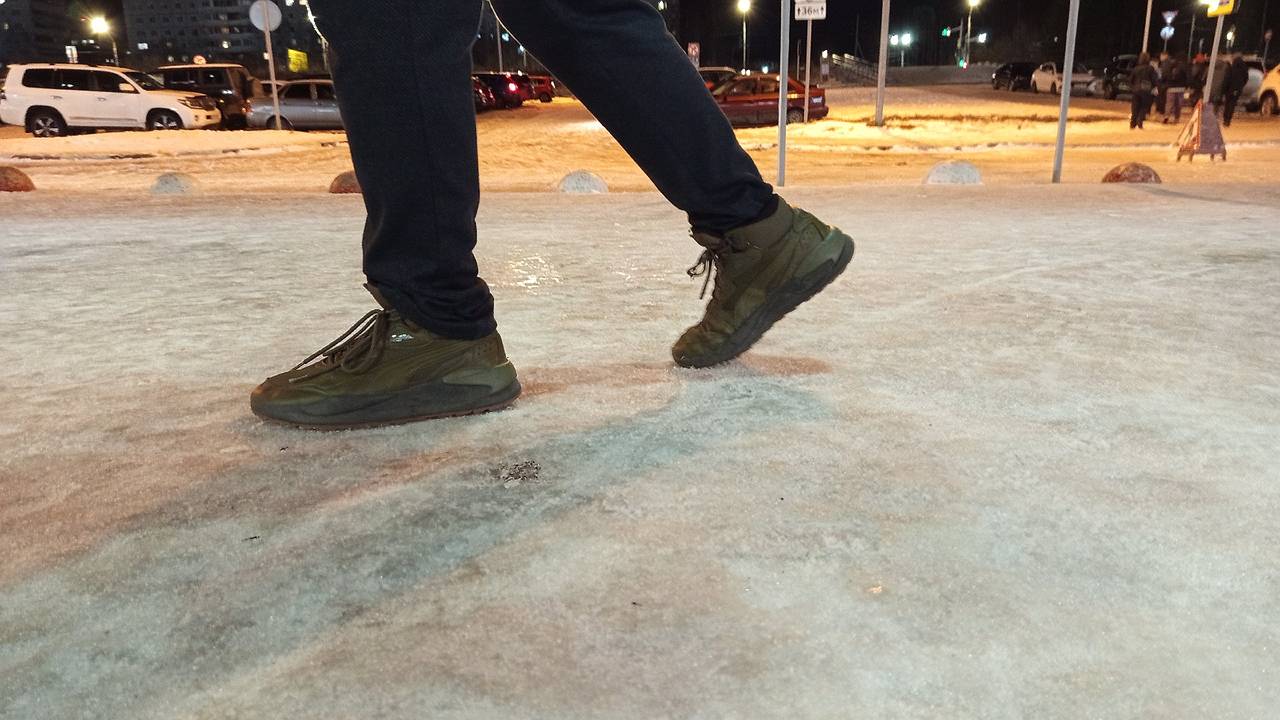 Главная картинка новости: Подросток из Коми попал в больницу с обморожением ног после прогулок в легкой обуви