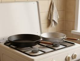 На моей кухне вся посуда блестит как новая: как мыть жирные сковородки без химии – ресторанный лайфхак