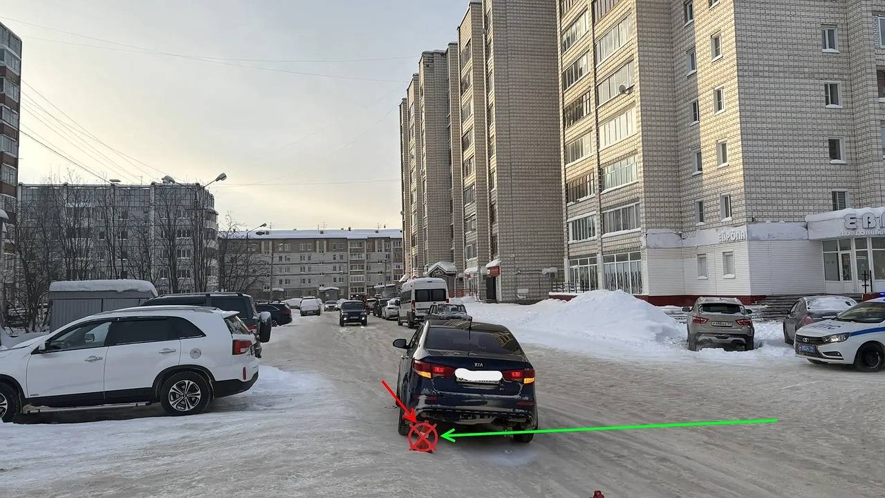 Главная картинка новости: В Коми водитель, сдавая назад, сбил ухтинку на проспекте Ленина