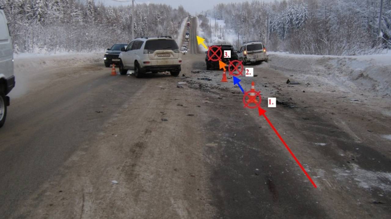 Главная картинка новости: В Коми автоледи собрала "гармошку" из четырёх легковушек