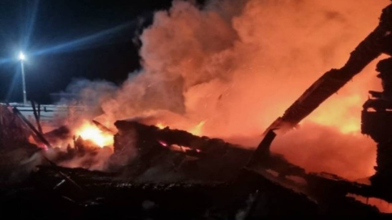 Главная картинка новости: В Сыктывкаре из-за пожара в административном здании эвакуировали людей