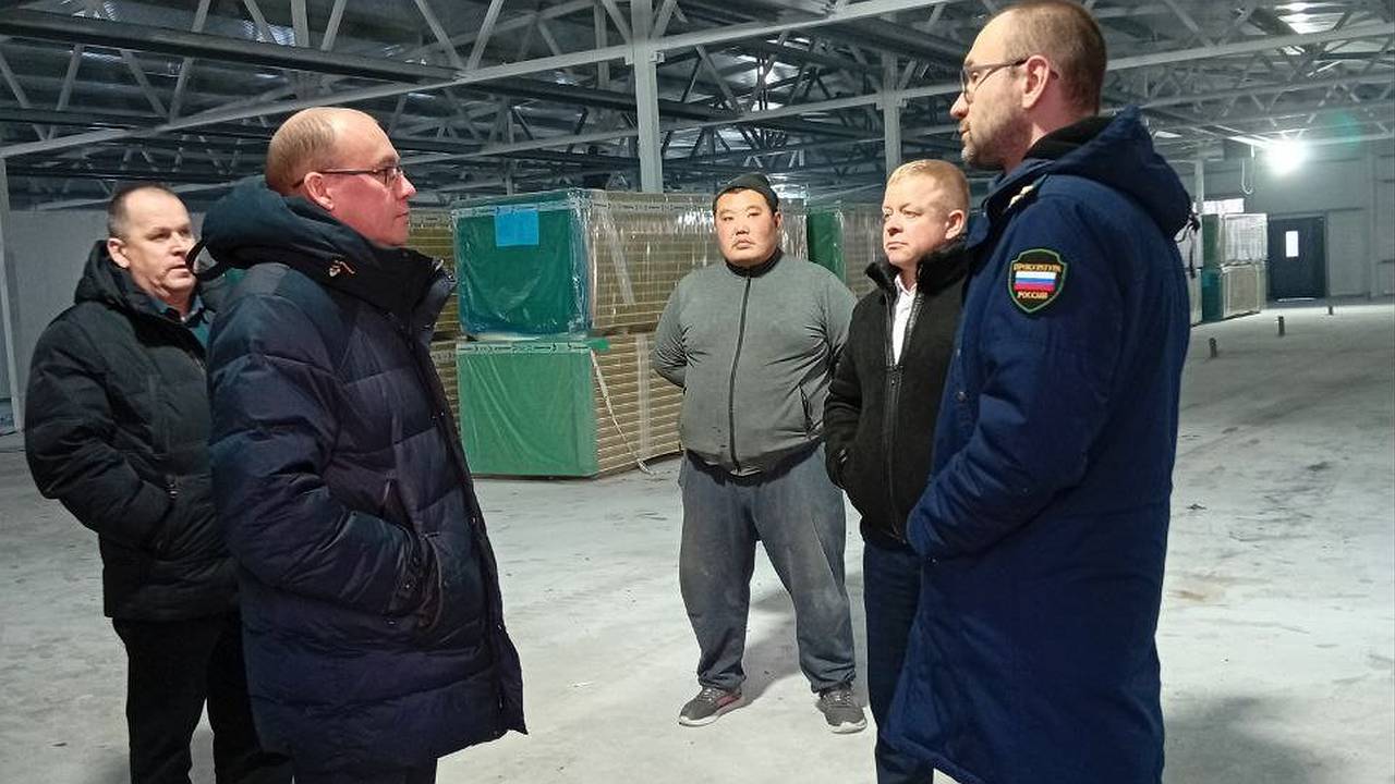 Главная картинка новости: Прокуратура Коми оценила ход строительства модульного отделения "скорой" в Эжве