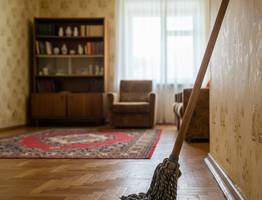 Начала мыть полы солёной водой - и вся семья сразу заметила перемены: зачем добавлять соль в воду для уборки