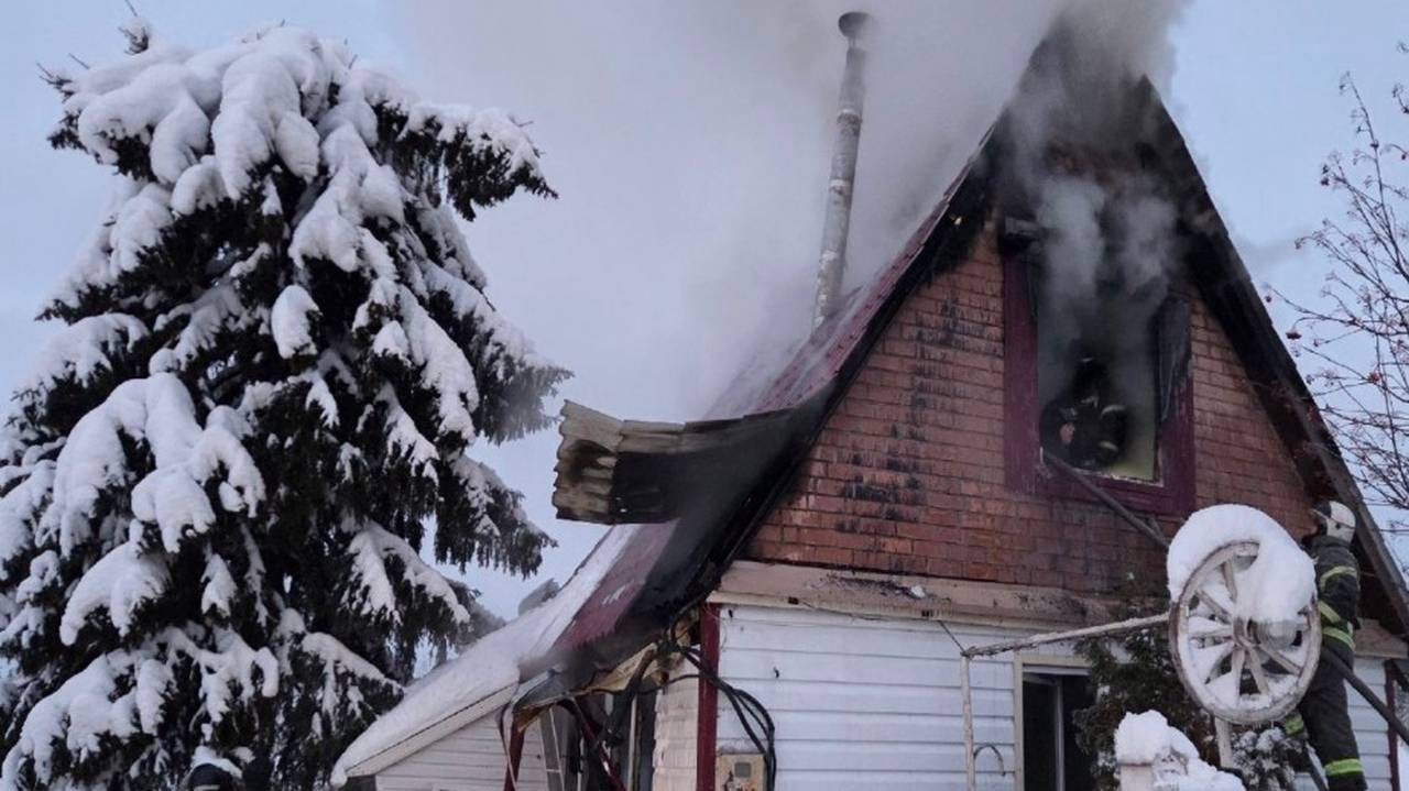 Главная картинка новости: В Коми горели два частных дома из-за бытовых неисправностей