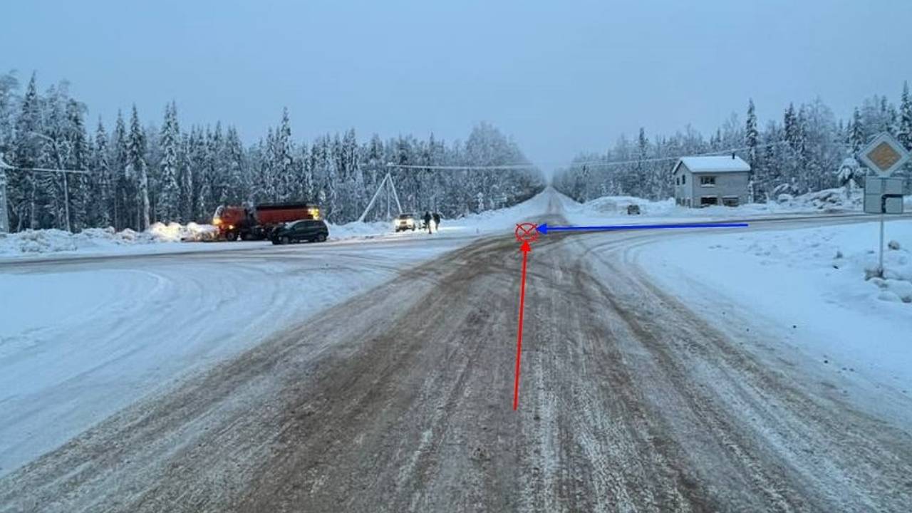 Главная картинка новости: В Коми водитель Ford не уступил дорогу снегоуборщику и пострадал в ДТП