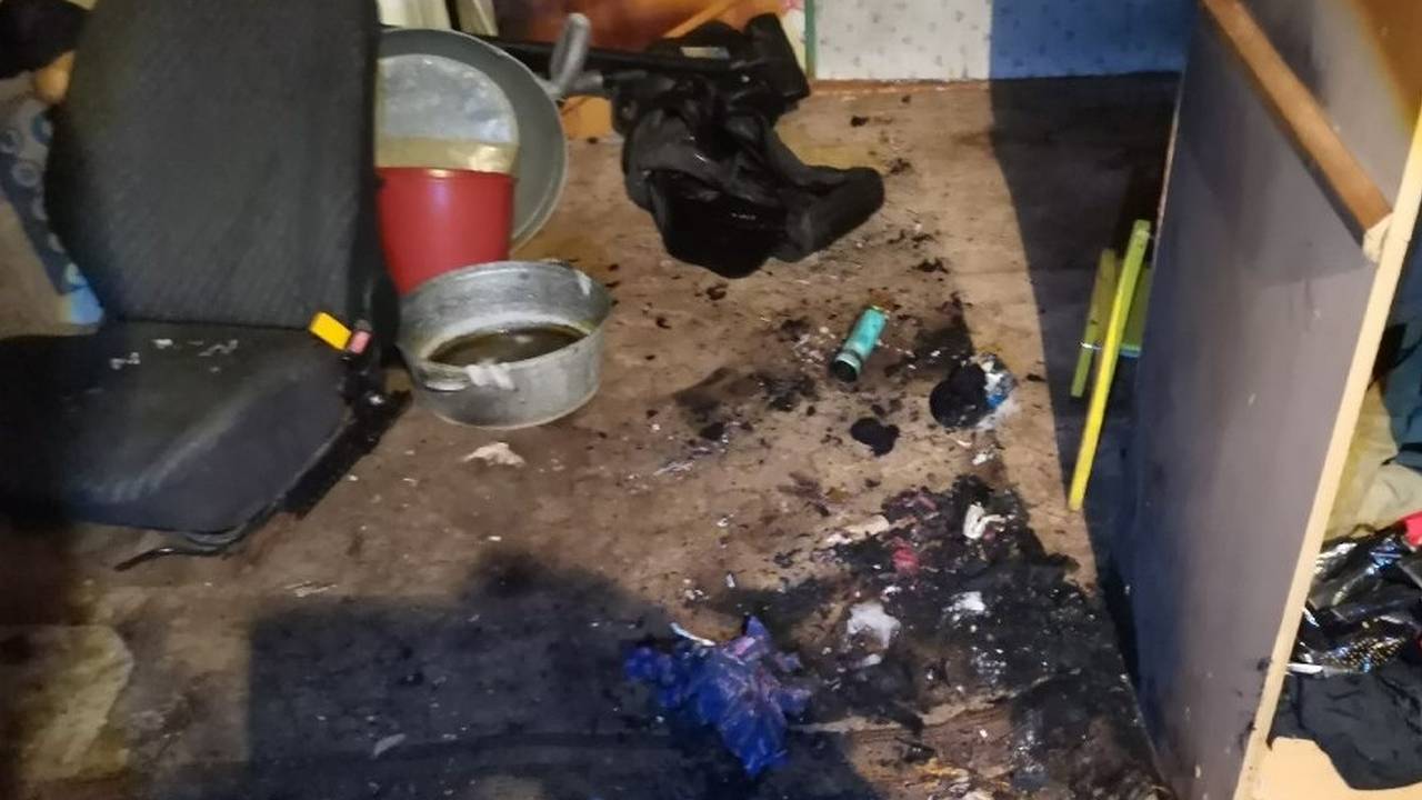 Главная картинка новости: В Коми при тушении горящей квартиры эвакуировали четыре жильца