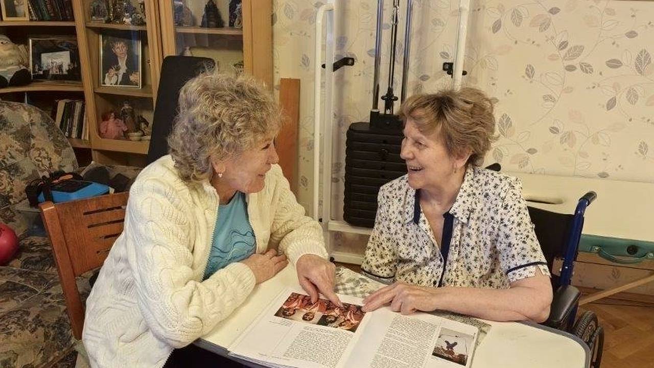 Главная картинка новости: В Сыктывкаре легендарная лыжница собрала олимпийских чемпионов в своем доме