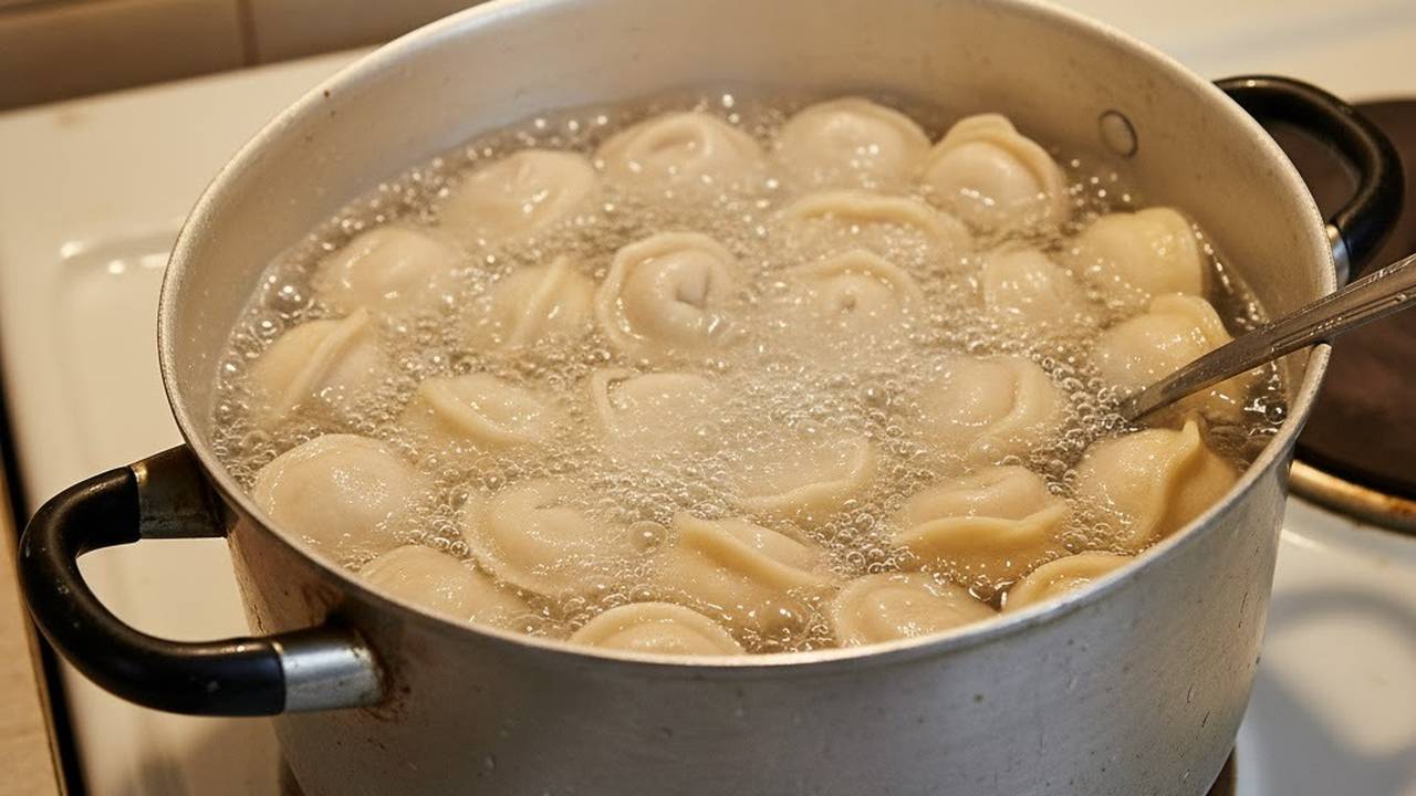Главная картинка новости: 2 щепотки в воду - и пельмени вкуснее, чем в раю: даже полуфабрикаты получаются, как у шеф-поваров