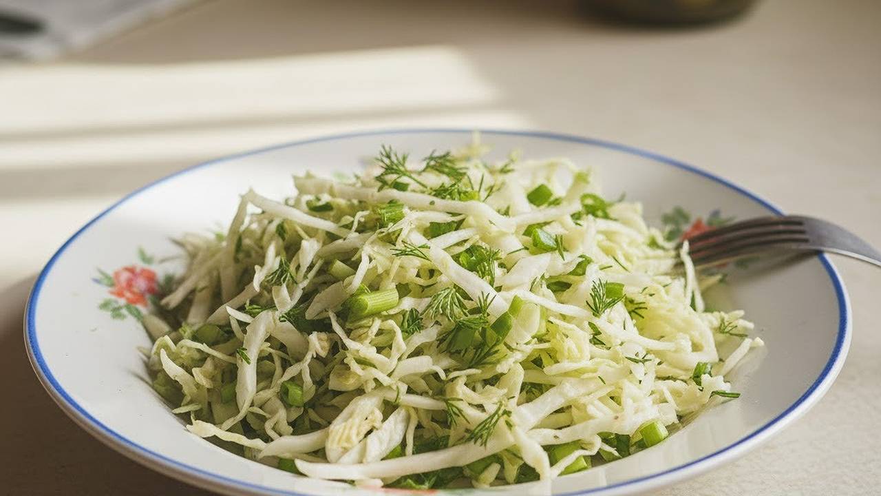 Главная картинка новости: Салат с пекинской капустой "Леди Ди": настолько сочный, аж течет по губам - у домашних только за ушами пищит от удовольствия