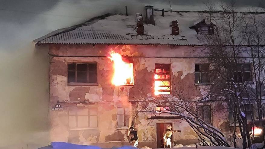 Главная картинка новости: За сутки в Коми потушили пожары в автомобиле, дачном доме, заброшке и балке