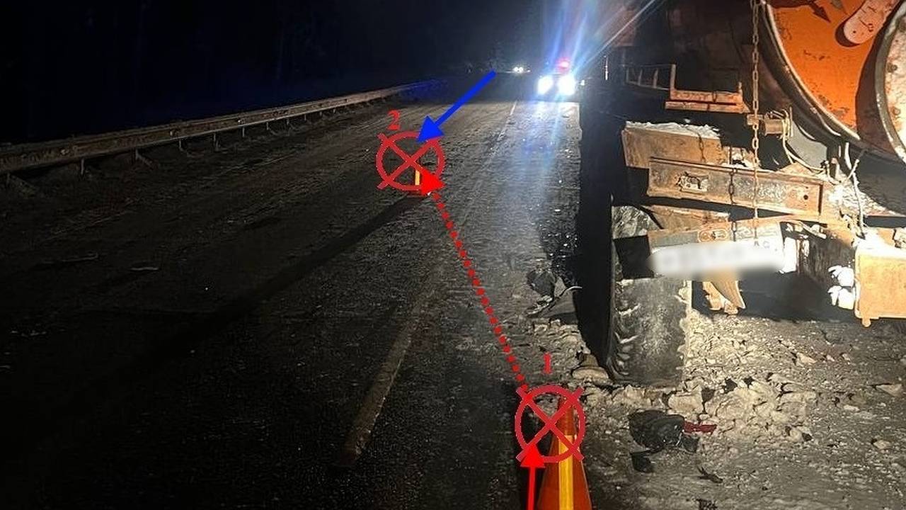 Главная картинка новости: В Коми при столкновении легковой Chery с двумя большегрузами пострадали три человека