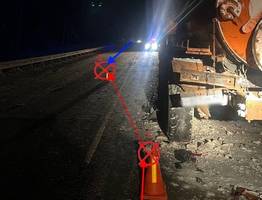 В Коми при столкновении легковой Chery с двумя большегрузами пострадали три человека