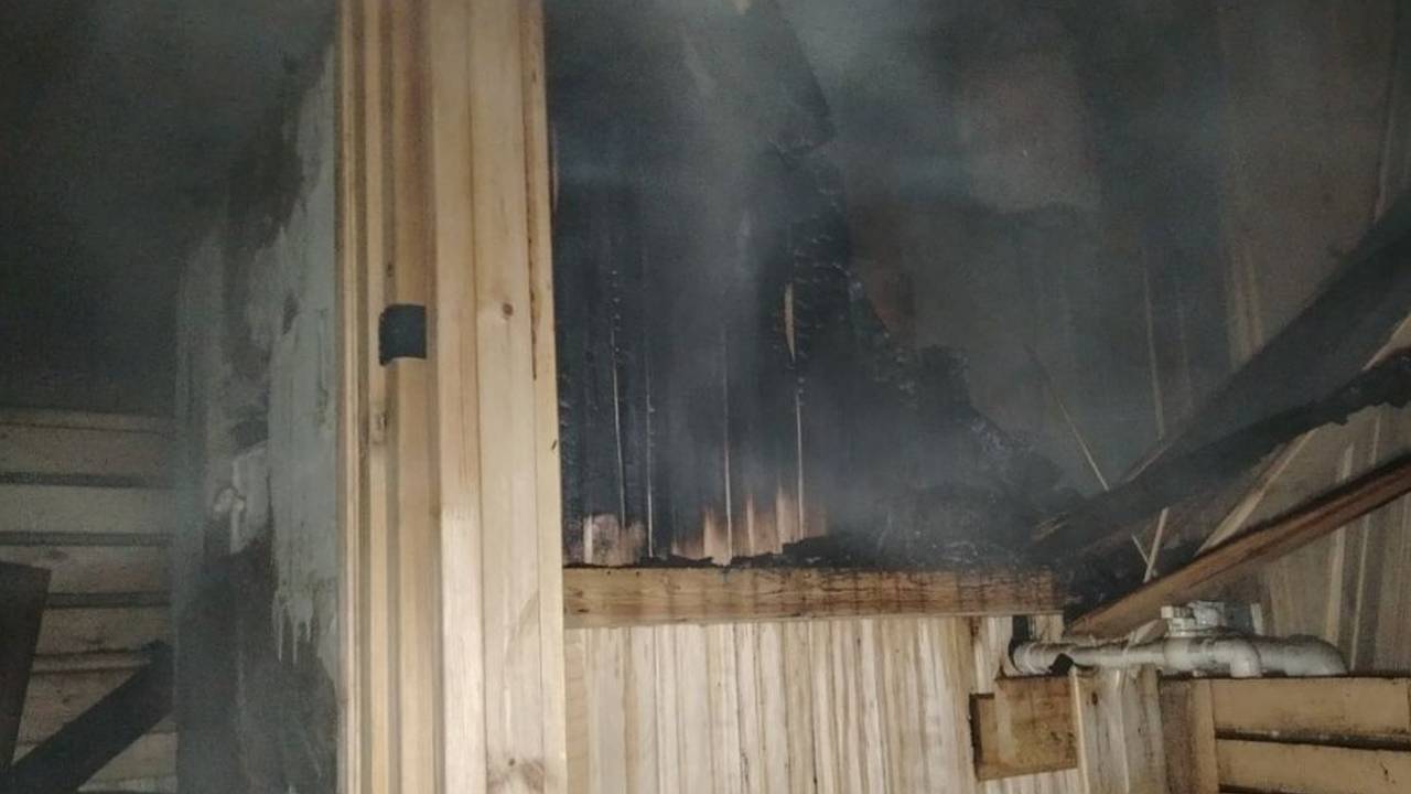 Главная картинка новости: В Коми при пожаре в квартире эвакуировали двух жильцов